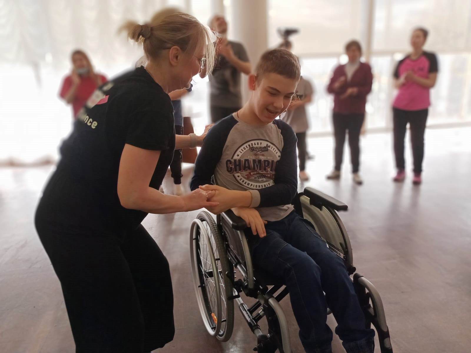 Вы сейчас просматриваете Молодежь с инвалидностью города Мончегорска приняла участие в мастер-классе по инклюзивному танцу «Inclusive Dance»