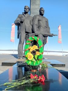 Подробнее о статье Возложение цветов к памятнику «Защитникам Заполярья»