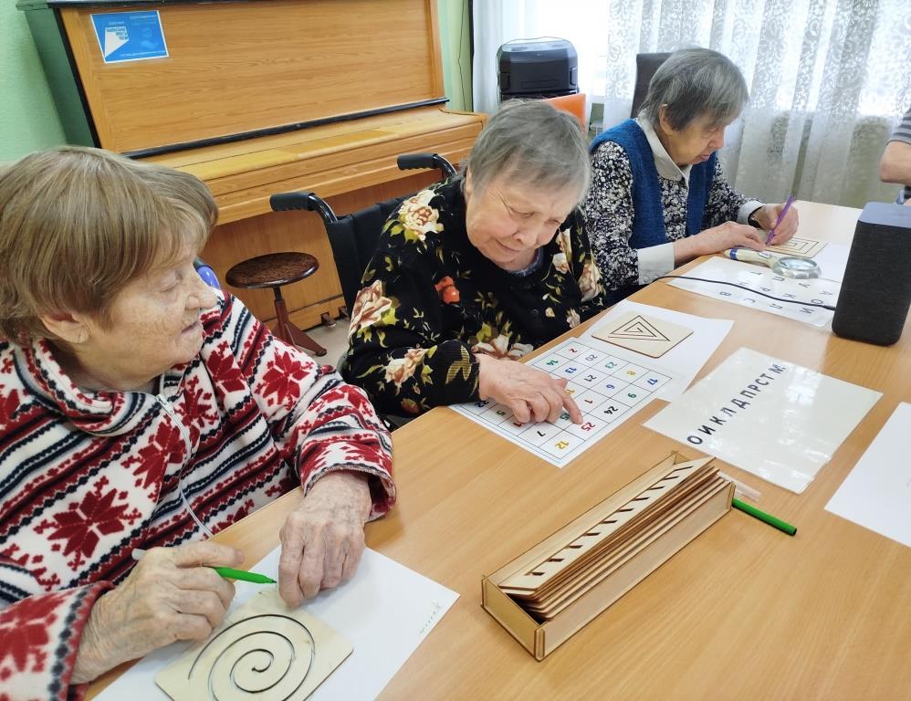 Пожилые люди занимаются вместе с Яндекс Алисой