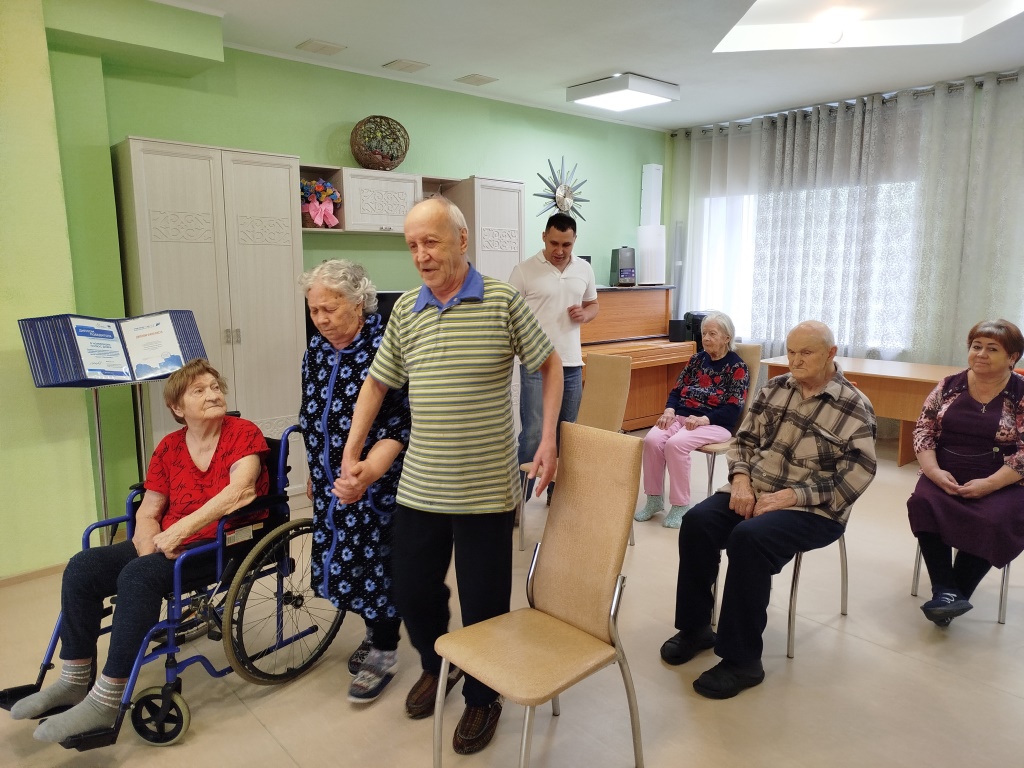 1.	На фото мужчина бережно и аккуратно ведет женщину за руку
