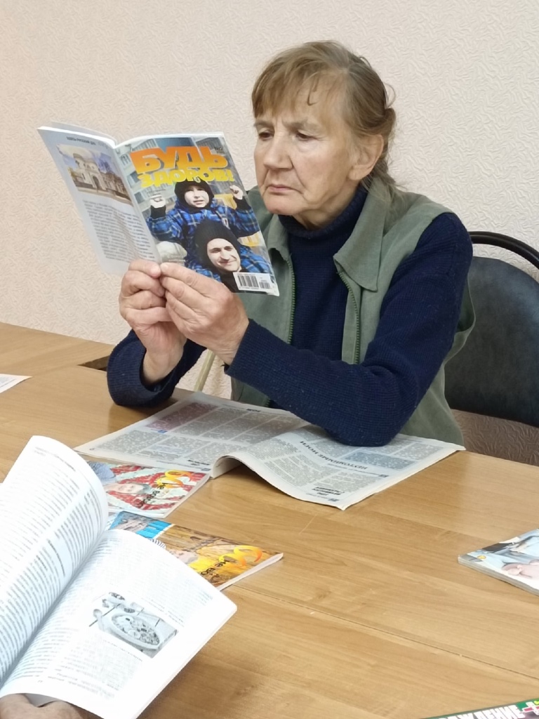 Женщина читает журнал "Будь здоров"