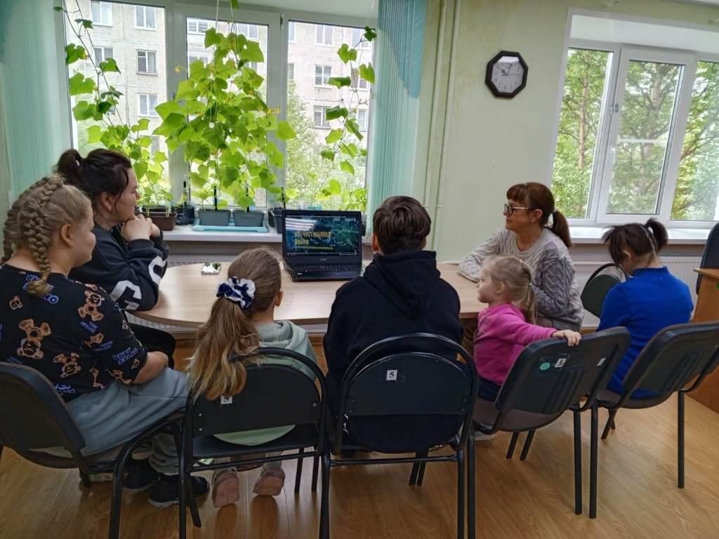 пятеро детей и двое взрослых смотрят документальный фильм