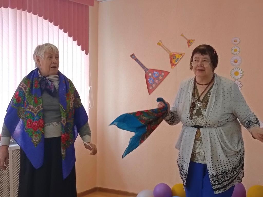 Одна женщина поёт частушки, вторая танцует