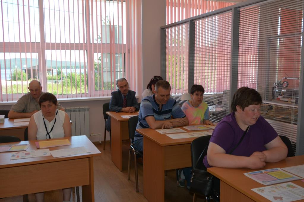 7 получателей услуг слушают докладчика