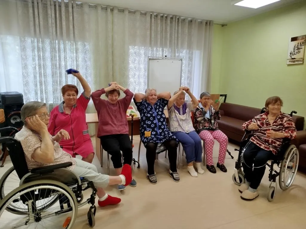 2. Получатели социальных услуг выполняют упражнения с нагрузкой на руки.