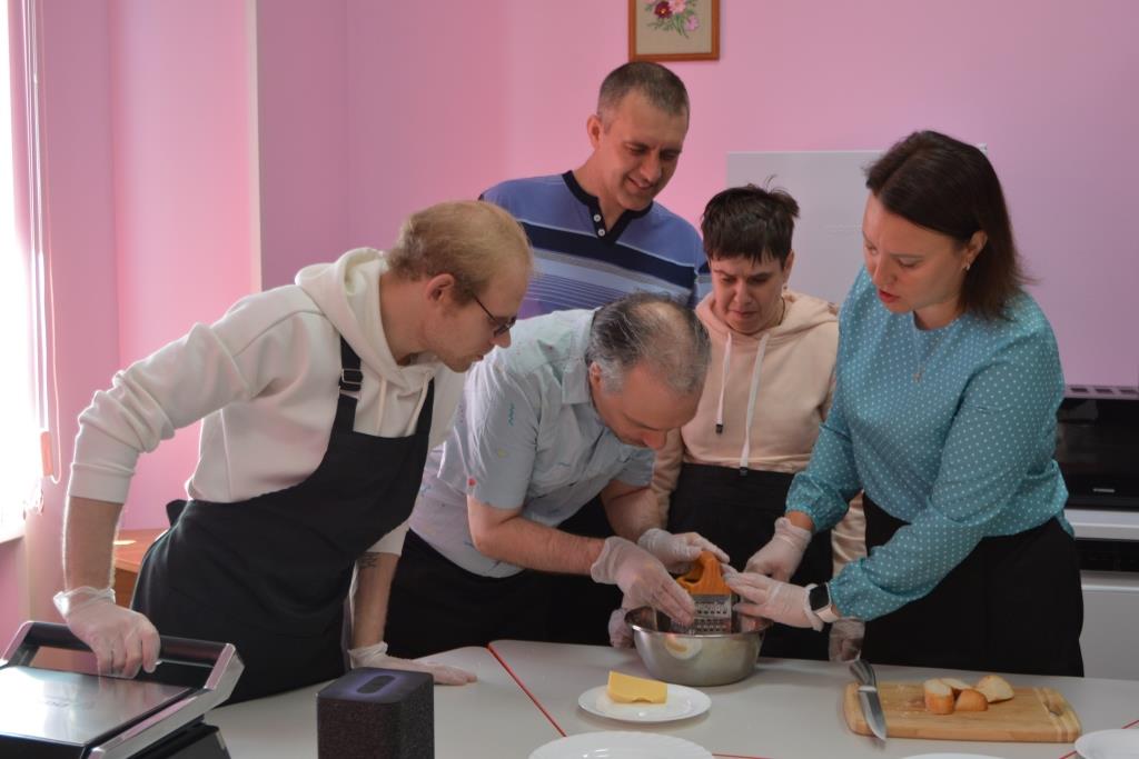 5 получателей услуг натирают на терке продукты