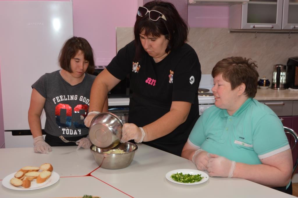 3 человека, складывают продукты в одну миску для смешивания