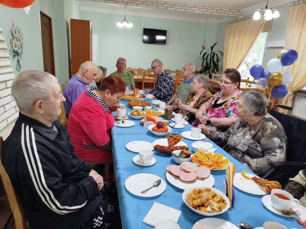 7.	За праздничным столом гости пьют чай со сладкими угощениями