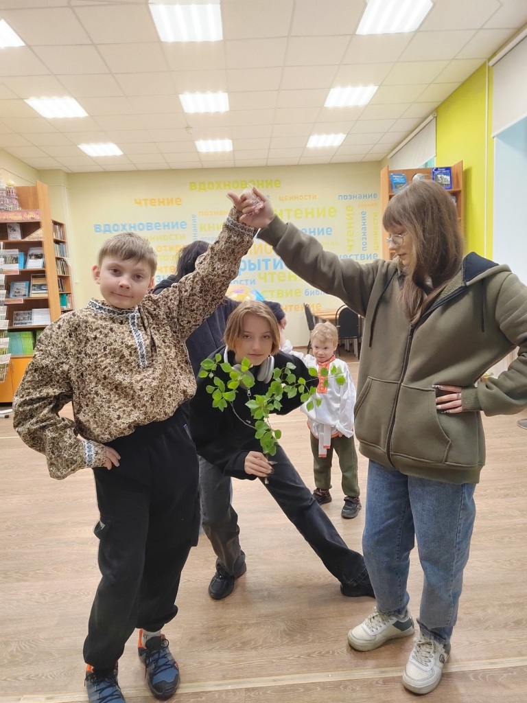 Воспитанники в количестве 3 человек играют в ручеёк