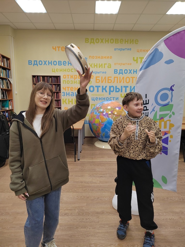 Воспитанники в количестве 2 человек танцуют под бубен