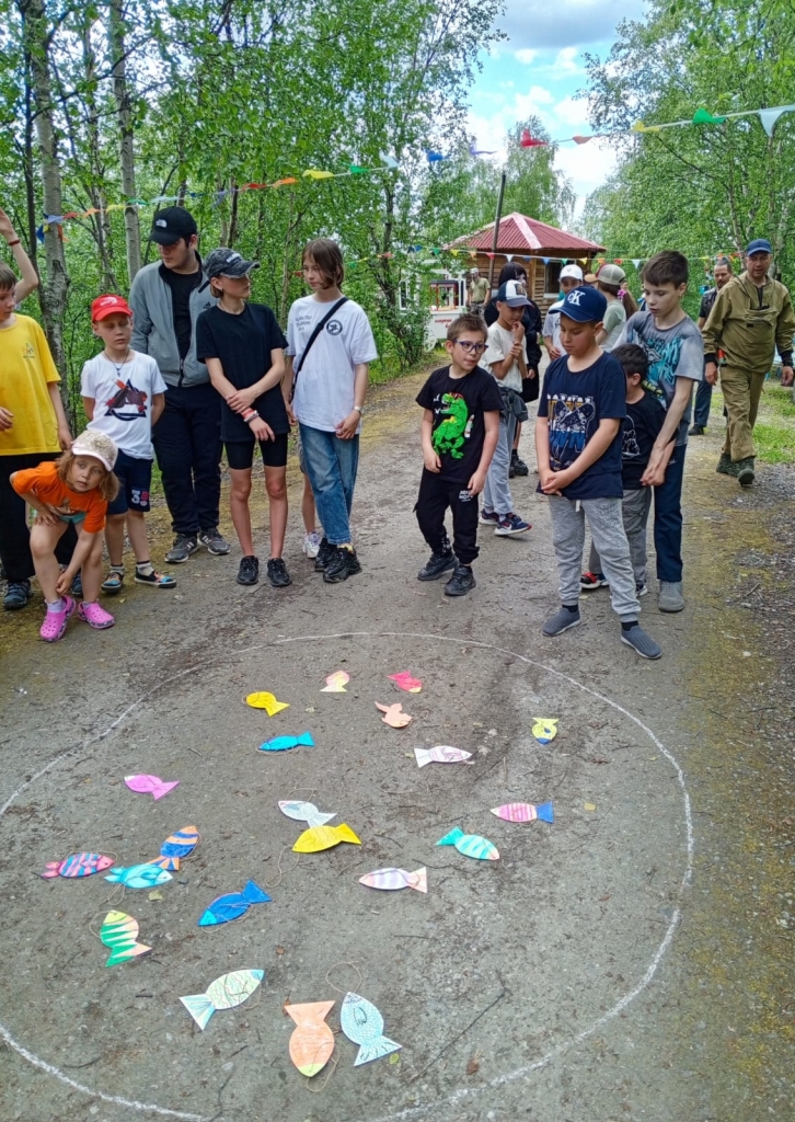 Воспитанники в количестве 13 человек на импровизированной рыбалке