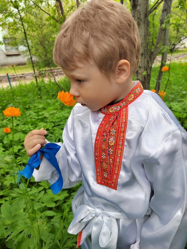 Воспитанник рассматривает цветок «Купальница»