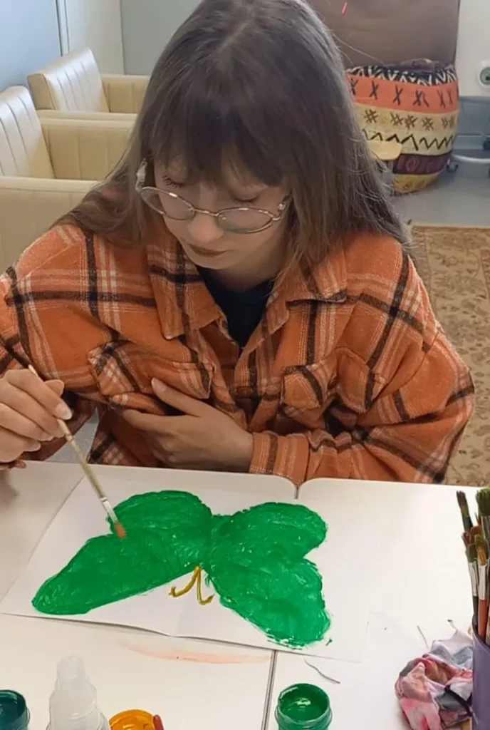 Воспитанница рисует