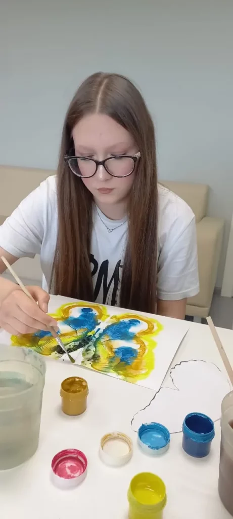 Воспитанница рисует