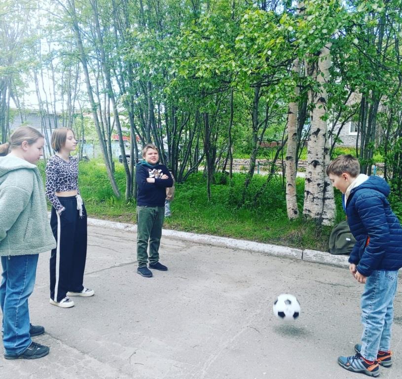 Воспитанники в количестве 4 человек играют в игру «Я знаю»