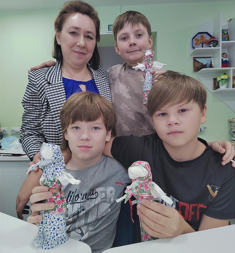 Воспитанники в количестве 3 человек и специалист библиотеки