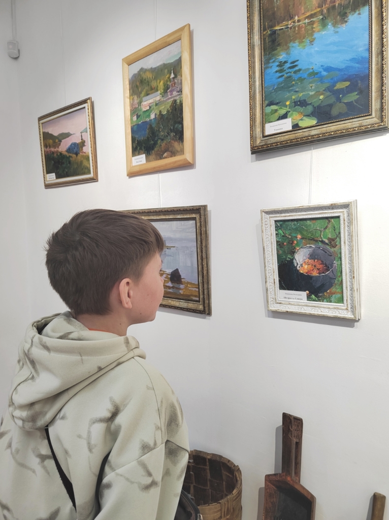 Воспитанник рассматривает камень «Аметист»