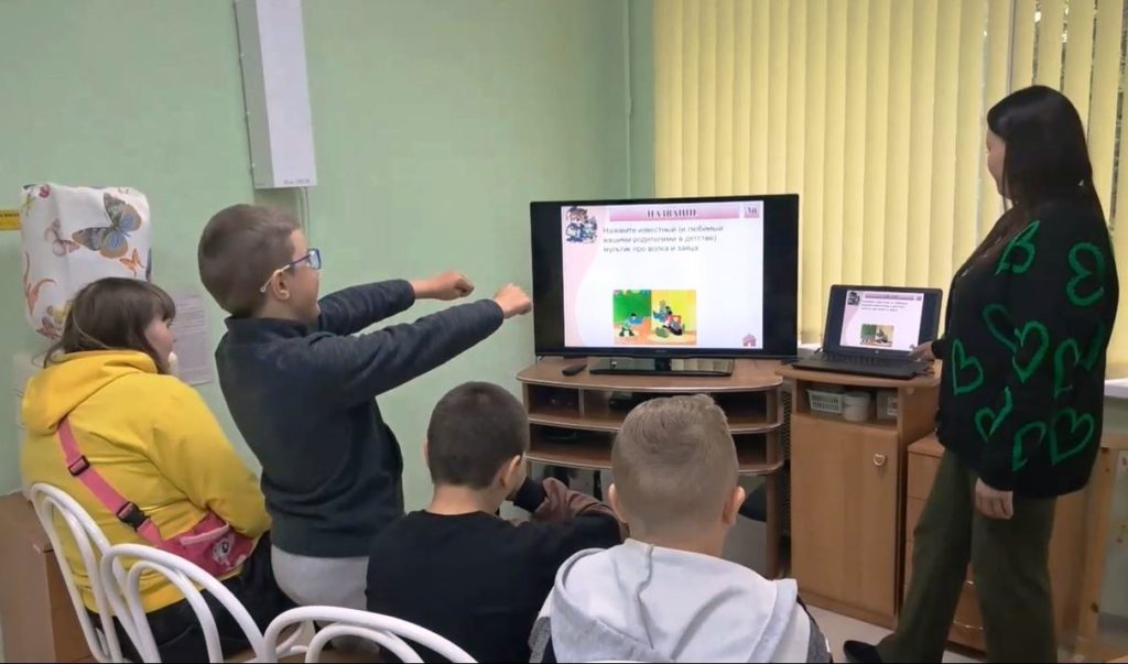специалист проводит викторину по мульткам для 4 детей