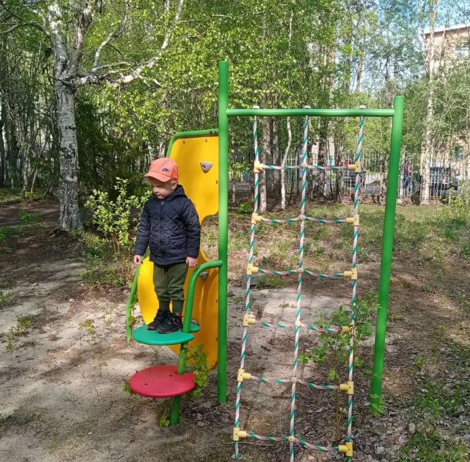 Один мальчик играет на детской площадке