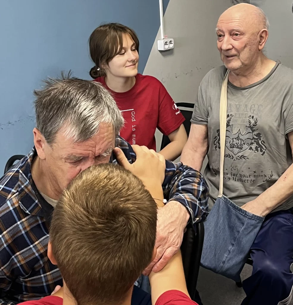 Старшее поколение делится с детьми увлекательными историями из своей жизни